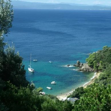 Η καταπράσινη Σκιάθος στα πιο όμορφα νησιά της Ευρώπης για να επισκεφτείς το καλοκαίρι