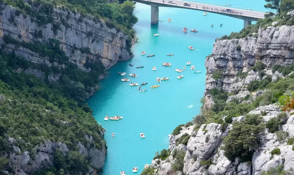 Σε ιστορικό υψηλό οι δαπάνες των τουριστών στην Ευρώπη το 2024