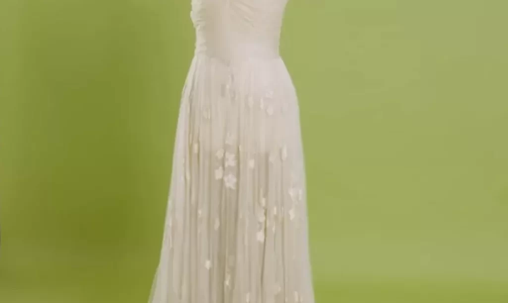 Το φόρεμα της παρανύμφου στον γάμο της βασίλισσας Ελισάβετ πωλήθηκε σε δημοπρασία