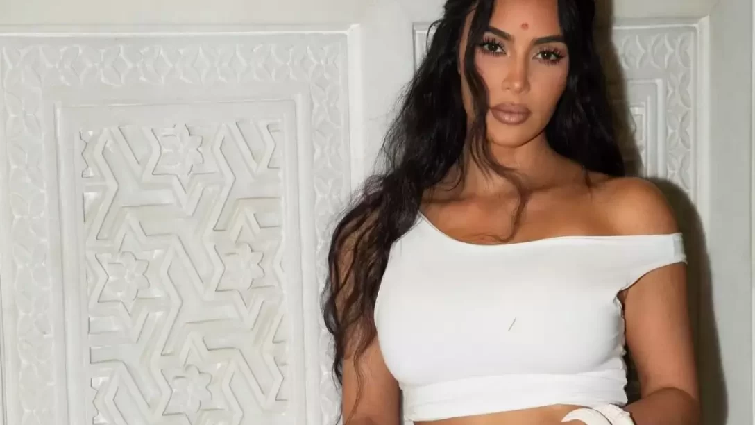 Kim Kardashian: Αφήνει στην άκρη το iconic nude κραγιόν για χάρη της έντονης απόχρωσης που σπάνια φοράει