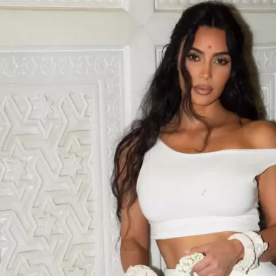 Kim Kardashian: Αφήνει στην άκρη το iconic nude κραγιόν για χάρη της έντονης απόχρωσης που σπάνια φοράει