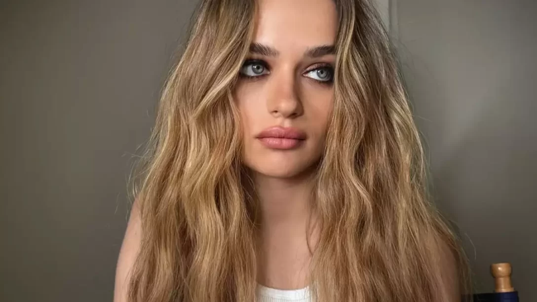 Joey King: Ο Δημήτρης Γιαννέτος δημιούργησε το τέλειο χρώμα στα μαλλιά της εμπνευσμένο από τα loft στο Manhattan