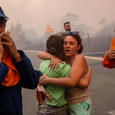 Δραματικές ώρες στα μέτωπα της Αττικής: Σκληρή μάχη με τις φλόγες και τις αναζωπυρώσεις για 670 πυροσβέστες