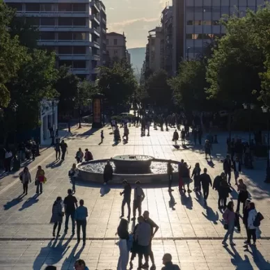 Ο μήνας που ξοδεύουμε περισσότερα χρήματα για ρούχα και παπούτσια