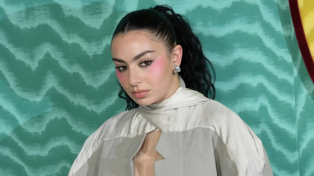 Charli XCX: Γύρισε κρυφά μια ταινία στην Πολωνία