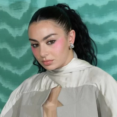 Charli XCX: Γύρισε κρυφά μια ταινία στην Πολωνία