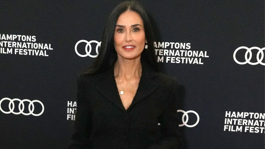 Demi Moore: H γκρι τζιν φούστα της μας τράβηξε την προσοχή -Είναι ιδανική για το φθινόπωρο