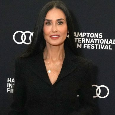 Demi Moore: H γκρι τζιν φούστα της μας τράβηξε την προσοχή -Είναι ιδανική για το φθινόπωρο