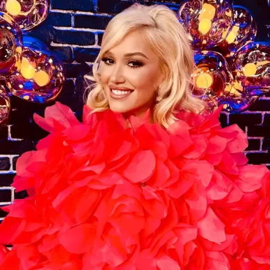 Gwen Stefani: Το χτένισμα της μας γυρνά στα 70’s και είναι ότι πιο χαριτωμένο έχουμε δει τελευταία