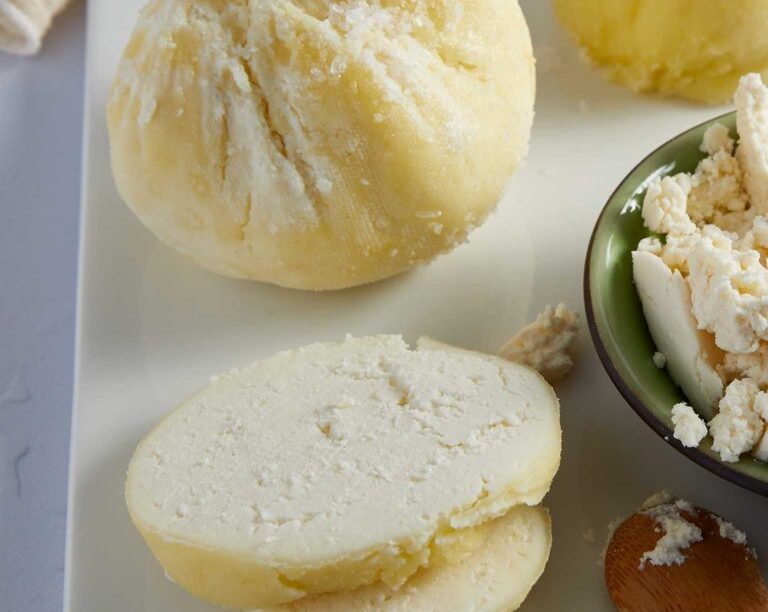 Σπιτικό τυρί χωρίς πυτιά, μόνο με λεμόνι, βήμα βήμα