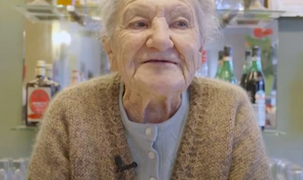 Η γηραιότερη barista στην Ιταλία: Η Άνα Πόσσι είναι 100 ετών και ακόμα σερβίρει καφέ και ποτά. Δείτε video