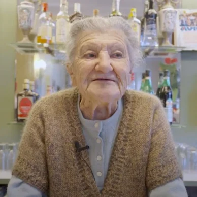 Η γηραιότερη barista στην Ιταλία: Η Άνα Πόσσι είναι 100 ετών και ακόμα σερβίρει καφέ και ποτά. Δείτε video