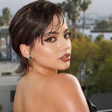 Isabela Merced: Λαμπερά σοκολατί χείλη & cat eye look ακόμα και την άνοιξη