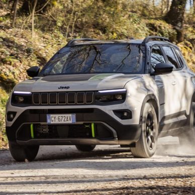 Jeepάρα έτοιμη για παραγγελία το νέο Avenger 4xe