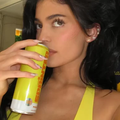 Kylie Jenner: Oι ασημί πινελιές στο nude μανικιούρ της θα σε βάλουν σε ανοιξιάτικο mood