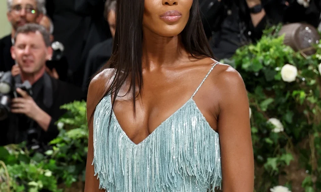 Ναόμι Κάμπελ: Αποχαιρετά οριστικά το Met Gala – «Νιώθω πολύ μεγάλη πλέον». Δείτε το video