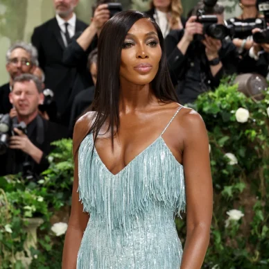 Ναόμι Κάμπελ: Αποχαιρετά οριστικά το Met Gala – «Νιώθω πολύ μεγάλη πλέον». Δείτε το video