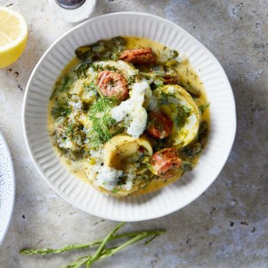 Αγκινάρες αυγολεμονάτες με λουκάνικο