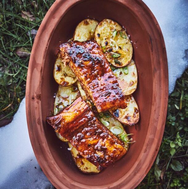 Χοιρινή πανσέτα με γλάσο πορτοκαλιού και πατάτες ψημένες στο αλουμινόχαρτο