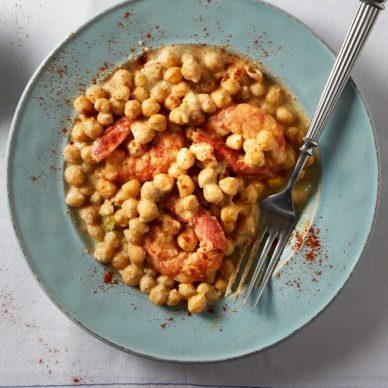 Γαρίδες πικάντικες με ρεβύθια και ταχίνι