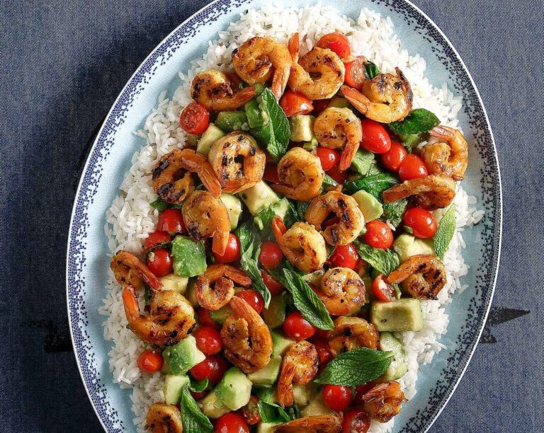 Γαρίδες με αβοκάντο, ντοματίνια και δυόσμο