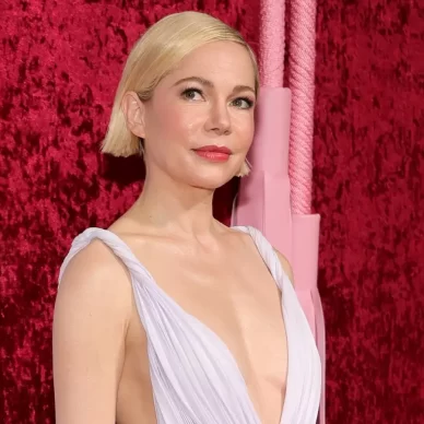 H Michelle Williams προτείνει για την άνοιξη το πιο εναλλακτικό χρώμα στο μανικιούρ