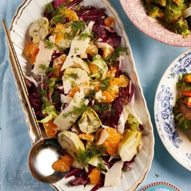 Σαλάτα με αγκιναράκια λαδιού, ραντίτσιο και φλοίδες παρμεζάνας