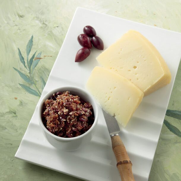 Ντιπ με ελιές Καλαμών και ουζάτα ξερά σύκα