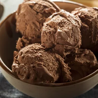 Πρωτεϊνικό παγωτό σοκολάτας στο μπλέντερ – Με 4 μόνο υλικά. Δείτε video!