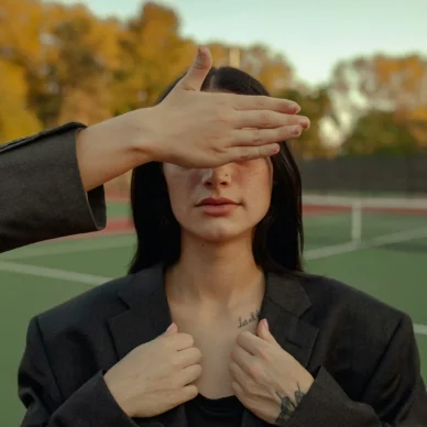 Οι Millennials και οι Gen Zers αντιμετωπίζουν «χρηματική δυσμορφία»