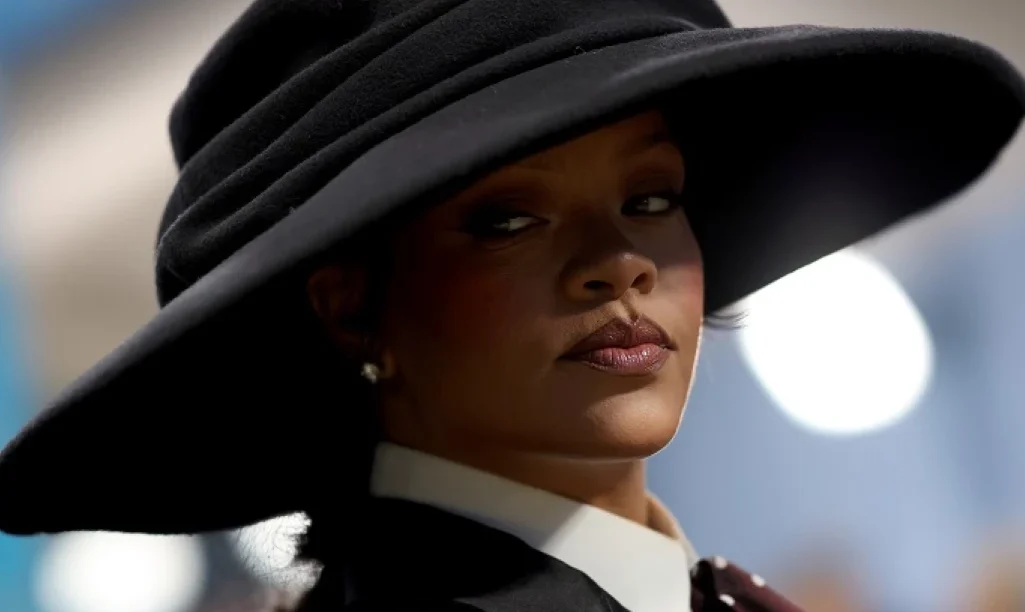 Η Ριάνα στη Νέα Υόρκη με την πιο απροσδόκητη τσάντα σε σχήμα γαλλικής μπαγκέτας