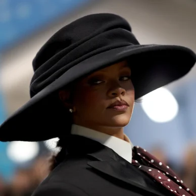 Η Ριάνα στη Νέα Υόρκη με την πιο απροσδόκητη τσάντα σε σχήμα γαλλικής μπαγκέτας