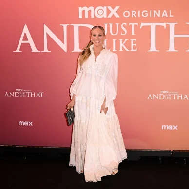 H Σάρα Τζέσικα Πάρκερ ήταν ο ορισμός του boho chic στην πρεμιέρα του «And Just Like That».Δείτε video.
