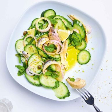 Αγγουροσαλάτα με αντζούγιες, κάππαρη, λάιμ και δυόσμο