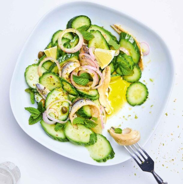 Αγγουροσαλάτα με αντζούγιες, κάππαρη, λάιμ και δυόσμο