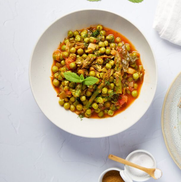 Αρακάς με αμπελόφυλλα και σπαράγγια