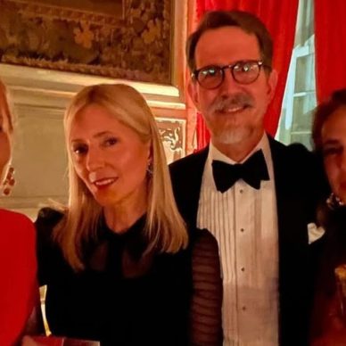 Μαρί- Σαντάλ: Η εντυπωσιακή εμφάνισή της στο πλευρό του Παύλου Ντε Γκρες στη Γένοβα