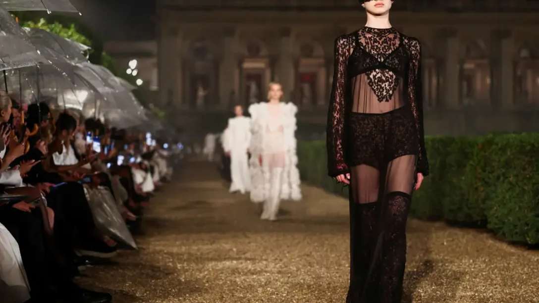 Dior Cruise 2026: Βροχή, ρομαντισμός και υψηλή ραπτική στην Αιώνια Πόλη