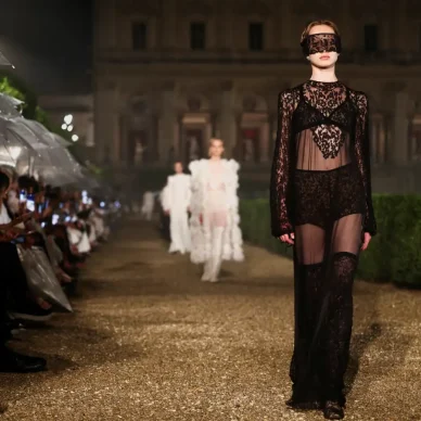 Dior Cruise 2026: Βροχή, ρομαντισμός και υψηλή ραπτική στην Αιώνια Πόλη