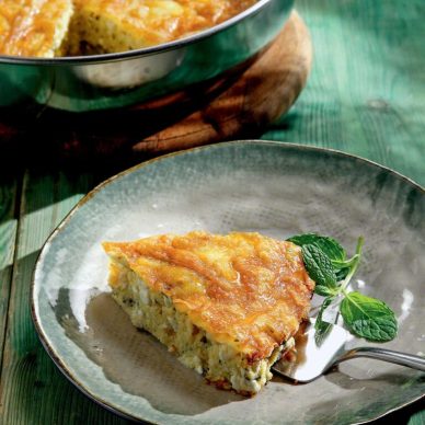 Εύκολη τυρόπιτα χωρίς φύλλο, με μαϊντανό