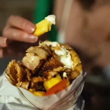 “Έσπασα” τη δίαιτα με σουβλάκια