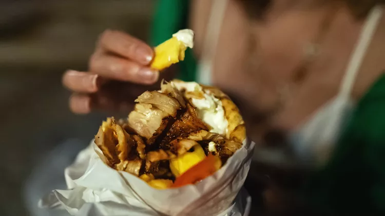 “Έσπασα” τη δίαιτα με σουβλάκια