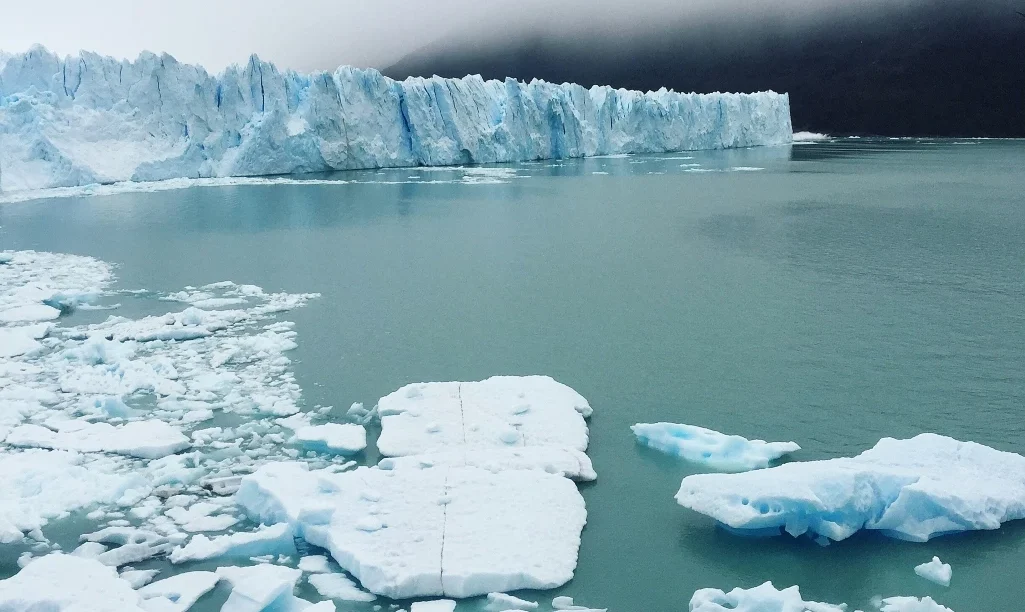 Το μεγαλύτερο παγόβουνο του κόσμου έσπασε και “απειλεί” να χτυπήσει βρετανικό νησί