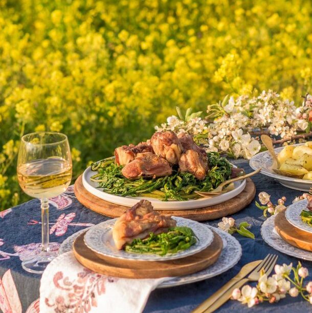 Κατσικάκι τσιγαριαστό με γιαχνερά, από την Κρήτη