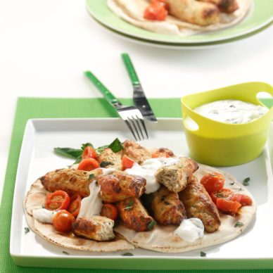 Κεμπάπ γαλοπούλας με ψητά ντοματίνια και σάλτσα γιαουρτιού