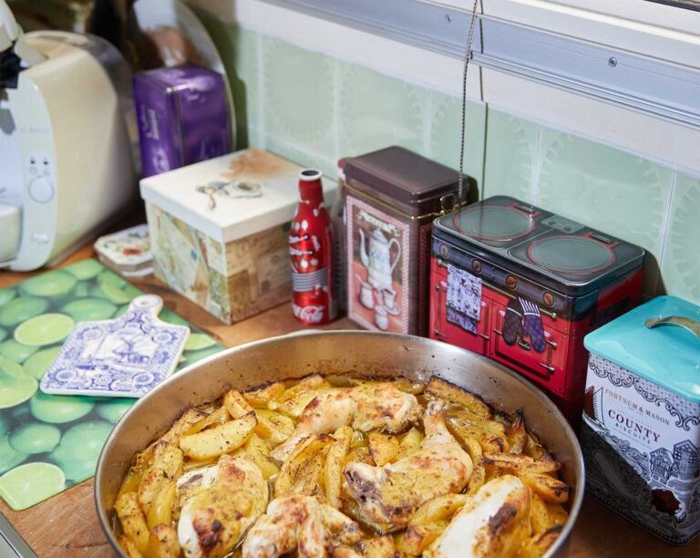 Πανεύκολο κοτόπουλο στον φούρνο με πατάτες