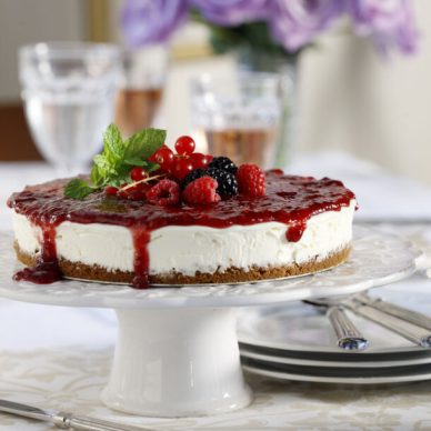 Κρύο cheesecake με κόκκινη μαρμελάδα