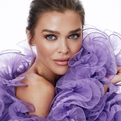 Λιλά ρουζ: Το απροσδόκητο makeup trend του καλοκαιριού