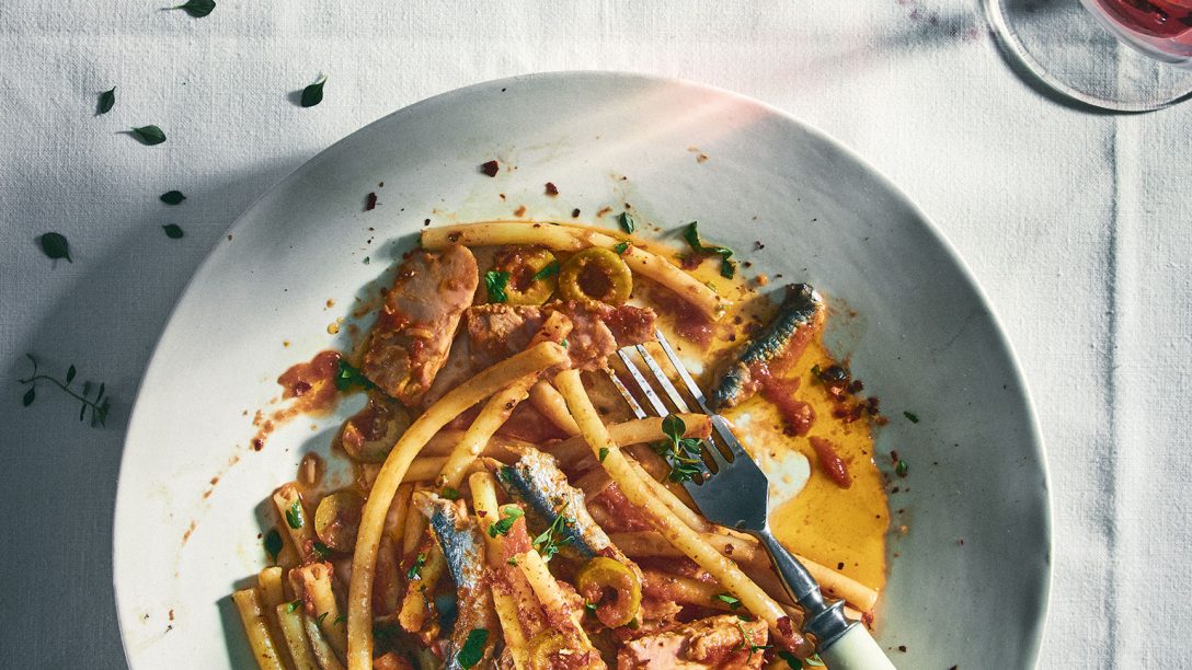 Χοντρά μακαρόνια με τόνο, πικάντικη σάλτσα και πράσινες ελιές