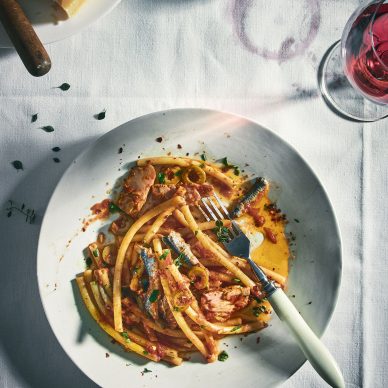 Χοντρά μακαρόνια με τόνο, πικάντικη σάλτσα και πράσινες ελιές